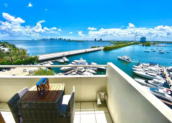 Premium Modern Waterfront Apartment With Miami Skyline View On The Bay 5 Mins Drive To Miami Beach With Free Parking