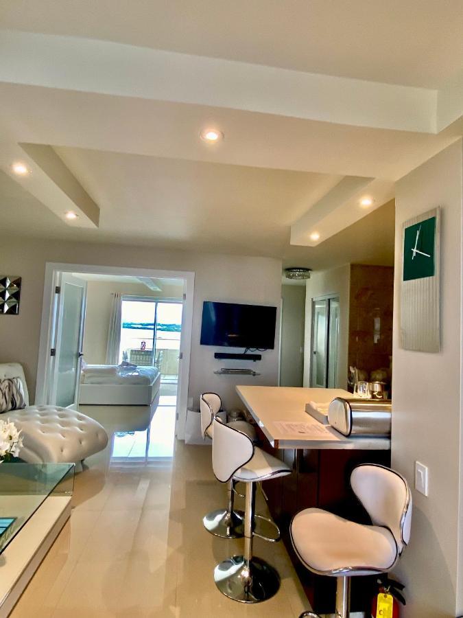 Premium Modern Waterfront With Miami Skyline View On The Bay 5 Mins Drive To Miami With Free Parking *